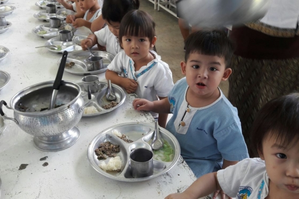 Childrens eat food in Thailand (1)