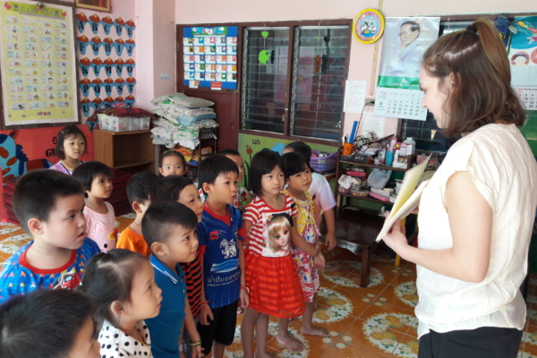 Volunteer with Children in Thailand (1)