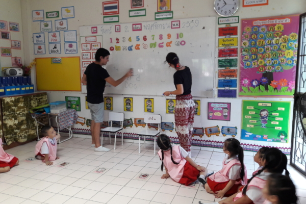 Volunteers teaching in Thailand