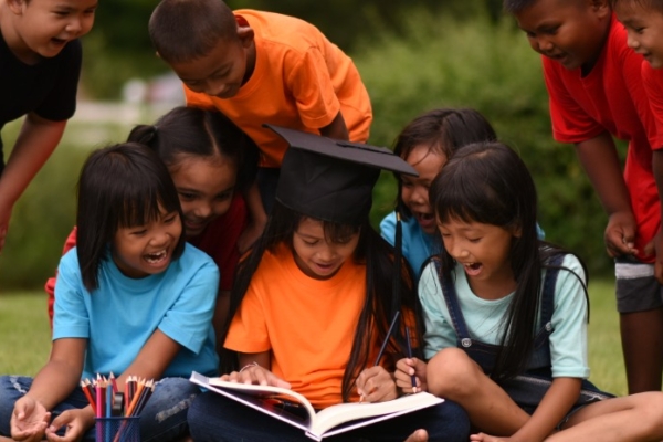 thailand-children-teach Image by jcomp on Freepik