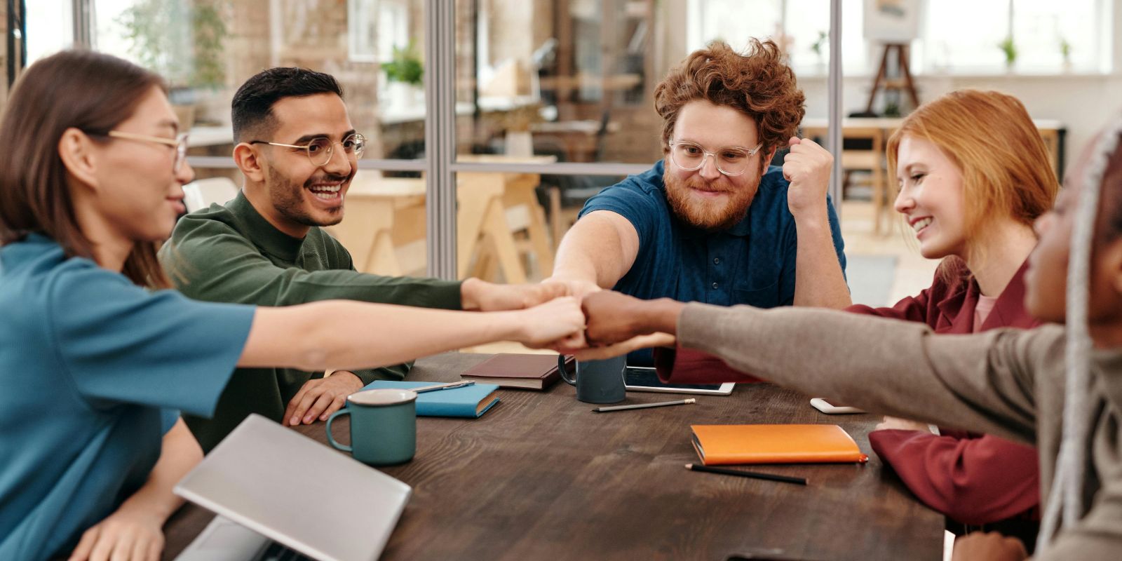 university students collaborating together